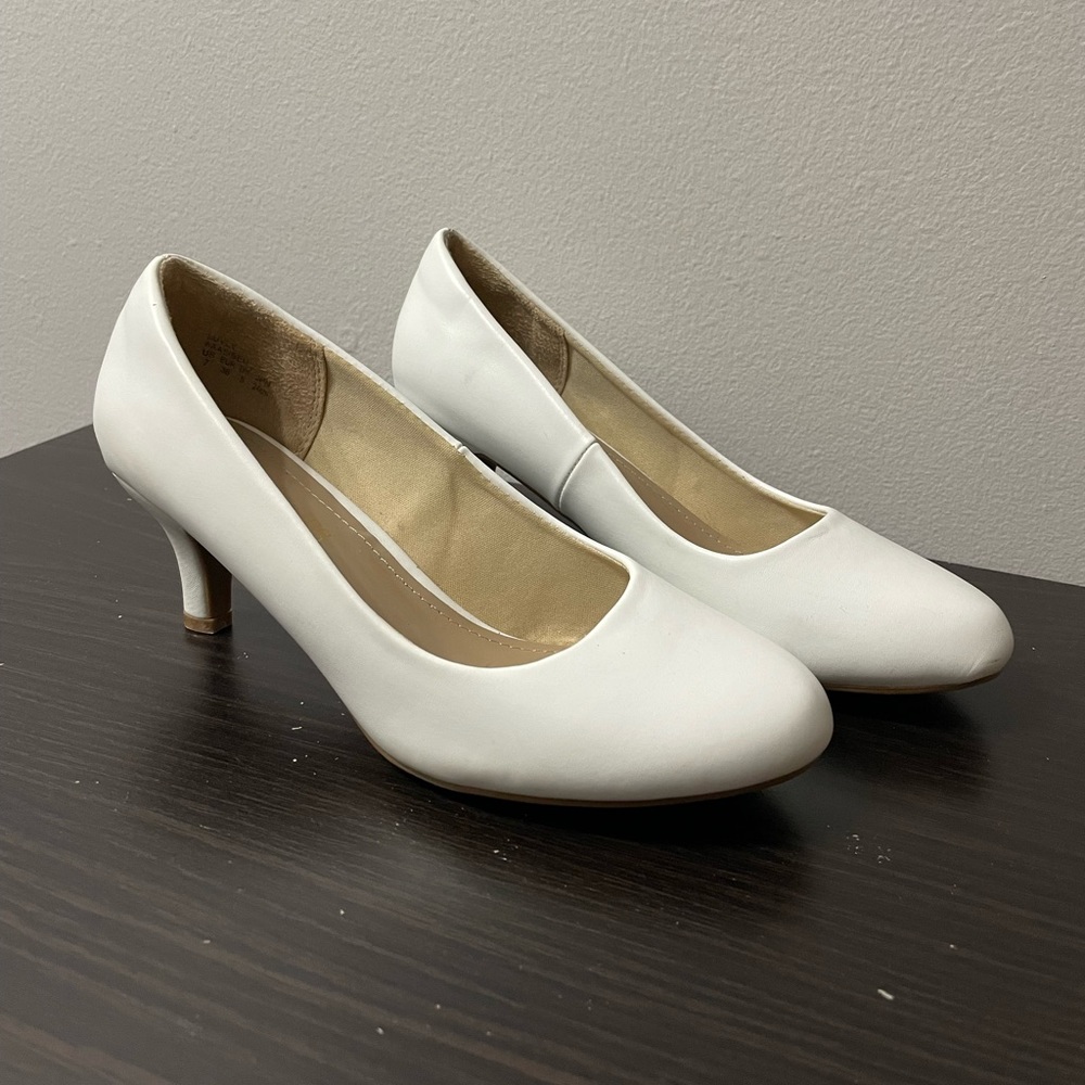 Dream Pairs White Low Heel Pump Shoes Size 7